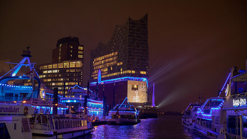 "One day to go" stand gestern noch auf die Elbphilharmonie projeziert: Ab heute ist das neue Wahrzeichen Hamburgs eröffnet.