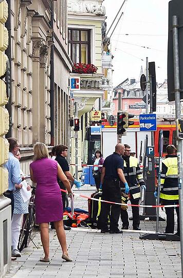 Bilder aus der Barer Straße: Ein Autofahrer musste von Feuerwehr und Rettungsdienst reanimiert werden. Anschließend kam er ins Krankenhaus.