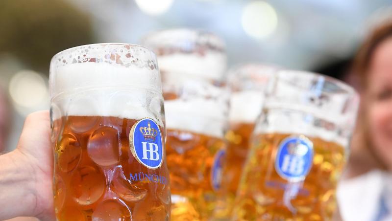 Feiernde stoßen mit ihren Bierkrügen an. Foto: Tobias Hase/dpa-tmn/Symbolbild