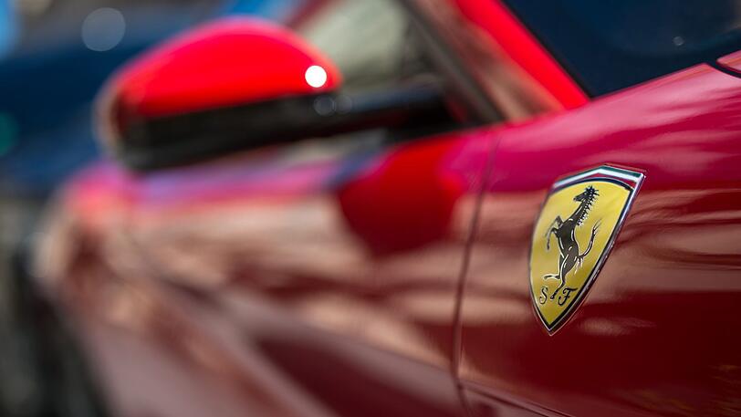 Ein 71-Jähriger übersieht einen 27-Jährigen im Ferrari und stößt mit ihm zusammen (Symbolbild).