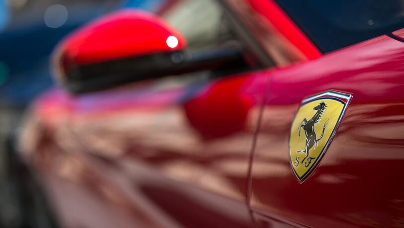 Ein 71-Jähriger übersieht einen 27-Jährigen im Ferrari und stößt mit ihm zusammen (Symbolbild). Ein 71-Jähriger übersieht einen 27-Jährigen im Ferrari und stößt mit ihm zusammen (Symbolbild).
