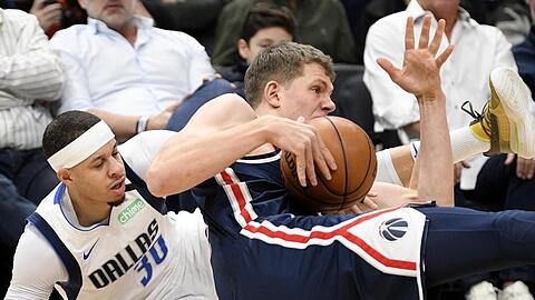 Feierte mit den Washington Wizards einen Sieg in letzter Sekunde: Moritz Wagner (r).