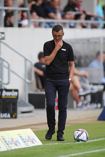 Ein nachdenklicher Trainer in Wiesbaden: Michael Köllner. Ein nachdenklicher Trainer in Wiesbaden: Michael Köllner.