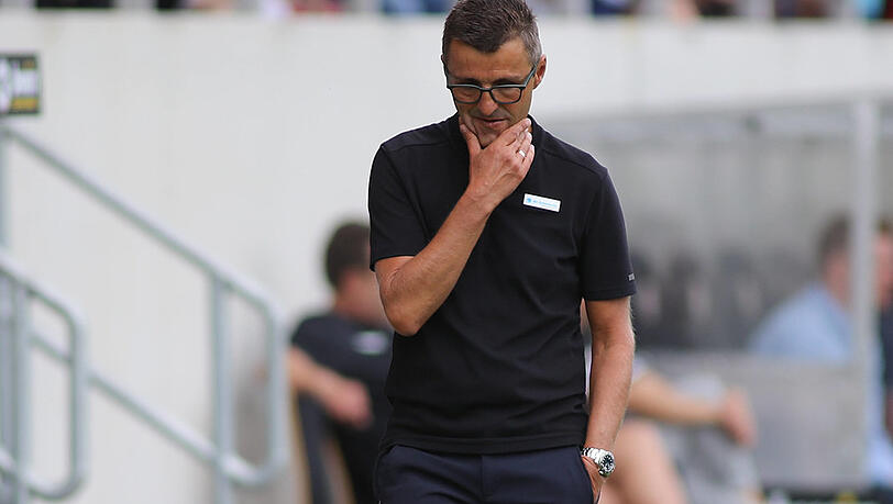 Ein nachdenklicher Trainer in Wiesbaden: Michael Köllner.