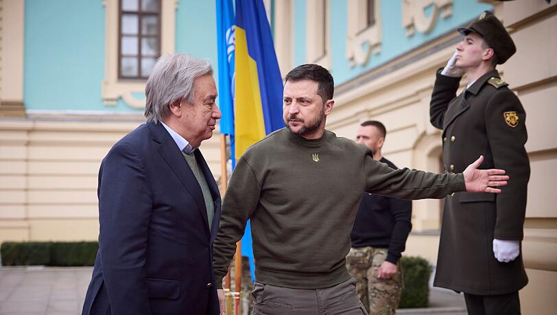 Der ukrainische Präsident Wolodymyr Selenskyj empfängt UN-Generalsekretär António Guterres in Kiew.
