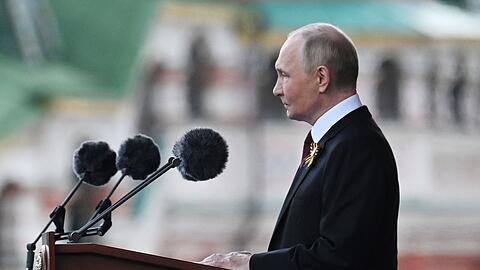 Der russische Präsident Wladimir Putin setzte in seiner Rede den Kampf gegen Nazi-Deutschland mit dem aktuellen Krieg gegen die Ukraine gleich.