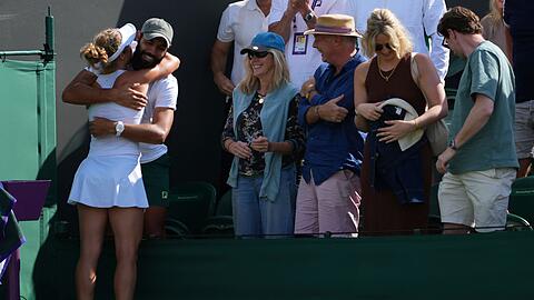 Laura Siegemund umarmt ihren Freund und Trainer Antonio Zucca.