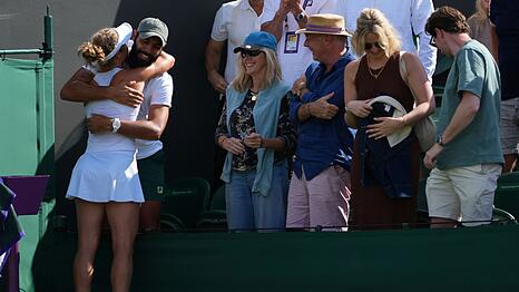 Laura Siegemund umarmt ihren Freund und Trainer Antonio Zucca.