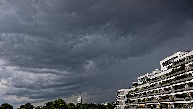 Regenwolken über dem Olympiadorf: Bevor über Bayern und München wieder die Sonne lacht, muss man sich in der Landeshauptstadt auf heftige Regenfälle einstellen. Regenwolken über dem Olympiadorf: Bevor über Bayern und München wieder die Sonne lacht, muss man sich in der Landeshauptstadt auf heftige Regenfälle einstellen.