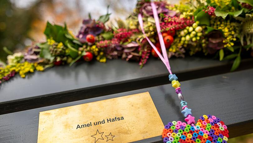 An der Isar erinnert jetzt eine Bank an die zwei Opfer, die bei einem Anschlag in München starben, als ein Autofahrer in einen Demonstrationszug fuhr. An der Isar erinnert jetzt eine Bank an die zwei Opfer, die bei einem Anschlag in München starben, als ein Autofahrer in einen Demonstrationszug fuhr.