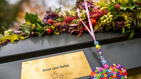 An der Isar erinnert jetzt eine Bank an die zwei Opfer, die bei einem Anschlag in München starben, als ein Autofahrer in einen Demonstrationszug fuhr.