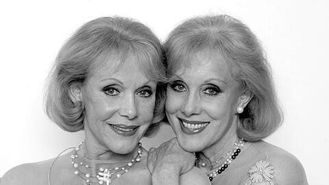 Die Show-Stars Alice (l) und Ellen Kessler sind im Alter von 89 Jahren gemeinsam gestorben. (Archivbild)