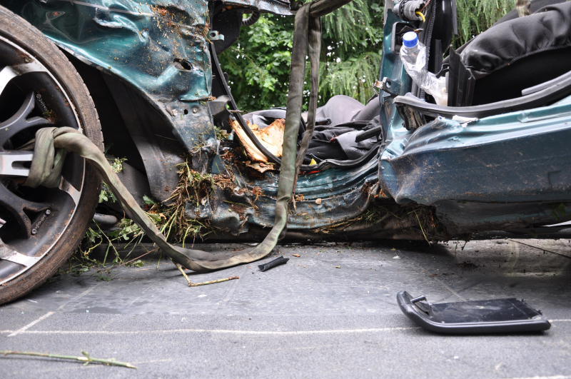 Der Wagen zerschellte an einem Baum - der Fahrer starb an der Unfallstelle.