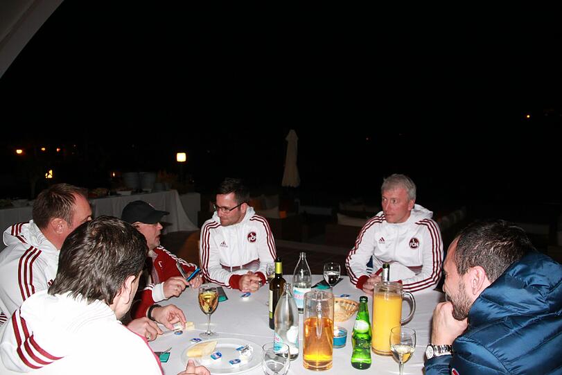 Der Cheftisch war keine Tabuzone. Die Trainer Armin Reutershahn (2.v.r.) und Michael Wiesinger (Mitte) im Dialog mit einem Fan.