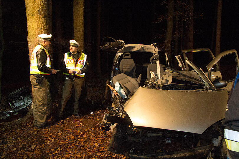 Eine Fahranfängerin verunglückte am Mittwochabend mit einer Beifahrerin im Waldstück bei Pallin, weil das Heck ausbrach. Beide wurden schwer verletzt. Das Auto wurde komplett beschädigt.