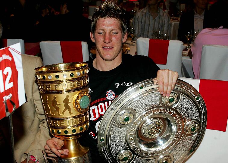 Der Double-Schweini im Jahre 2005 mit Pokal und Schale.