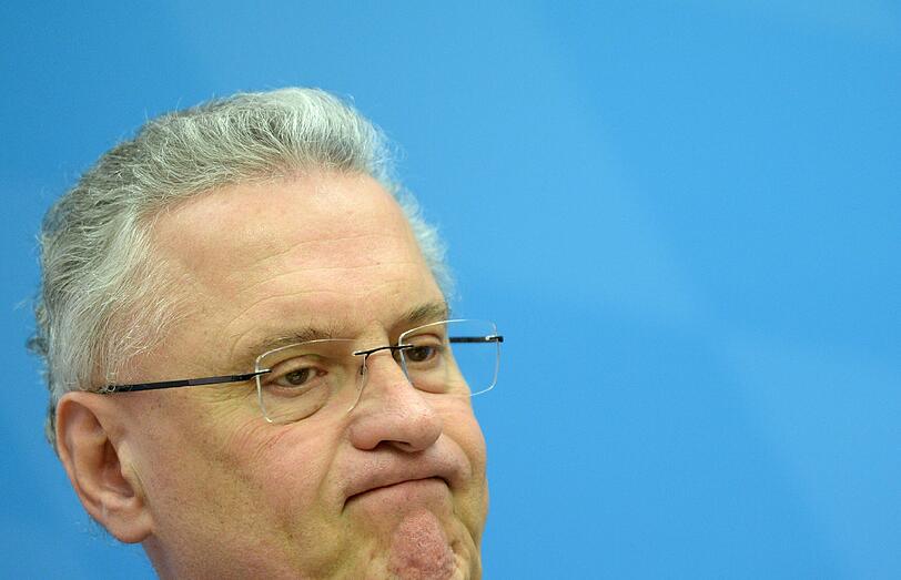 Bayerns Innenminister Joachim Herrmann hat am Montag den Bayerischen Verfassungsschutzbericht vorgestellt.