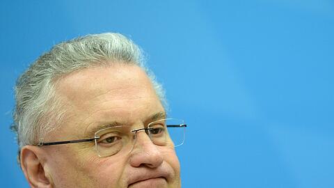 Bayerns Innenminister Joachim Herrmann hat am Montag den Bayerischen Verfassungsschutzbericht vorgestellt.