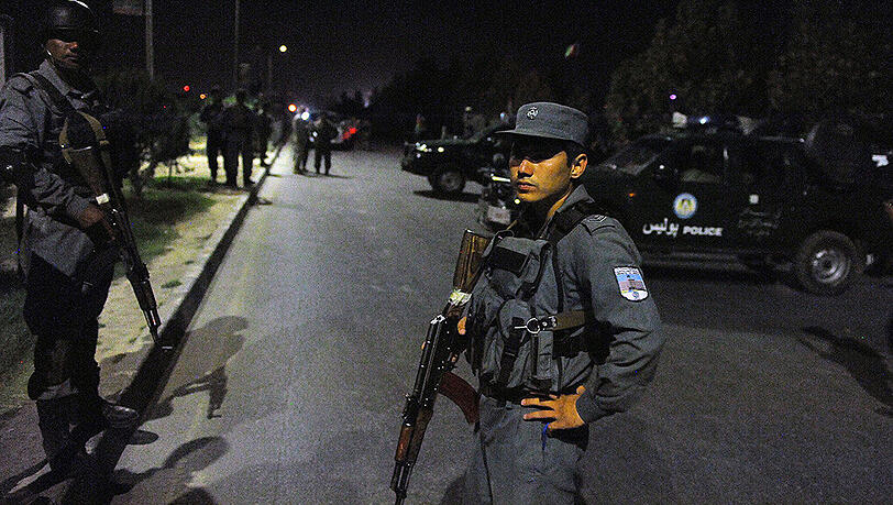 Bewaffnete Sicherheitskräfte stehen vor der Amerikanischen Universität in Kabul. Bewaffnete Sicherheitskräfte stehen vor der Amerikanischen Universität in Kabul.