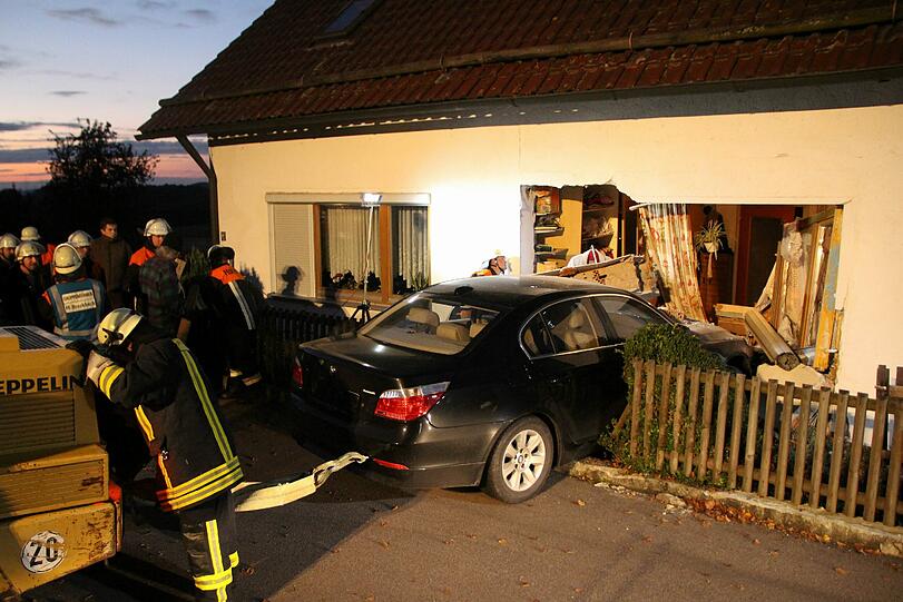 Am Sonntag krachte ein BMW in das Schlafzimmer eines Wohnhauses in Brennberg (Landkreis Regensburg). Die Bilder von der Unfallstelle.