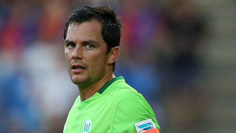 Marcel Schäfer war 2007 vom TSV 1860 zum VfL Wolfsburg gekommen und bestritt 256 Bundesliga-Spiele für den Klub. Nebenbei schloss er ein Studium im Sport-Management ab. Marcel Schäfer war 2007 vom TSV 1860 zum VfL Wolfsburg gekommen und bestritt 256 Bundesliga-Spiele für den Klub. Nebenbei schloss er ein Studium im Sport-Management ab.
