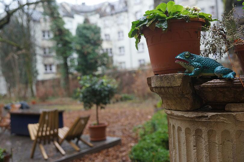 Fast jeder Münchner kennt das letzte Altstadt-Paradies: Der verwunschene Radspielergarten im Hackenviertel.