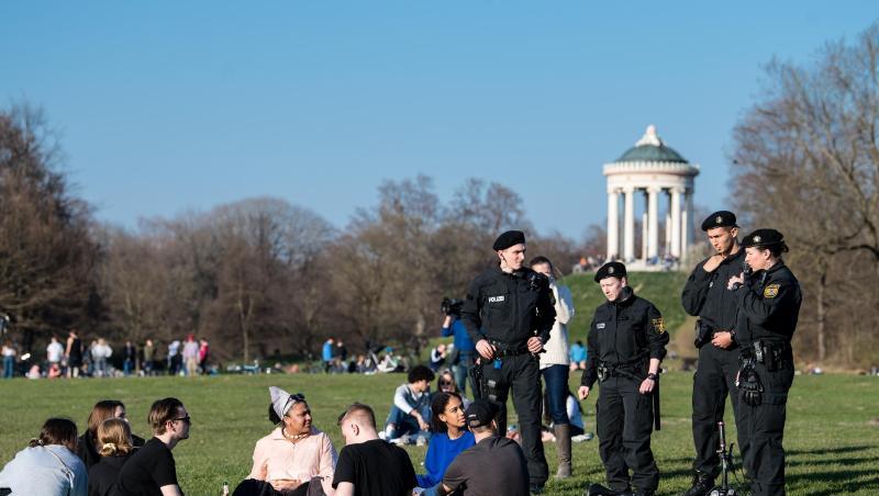 Polizisten reden im Englischen Garten mit einer Gruppe Jugendlicher. Foto: Matthias Balk/dpa/Archivbild Polizisten reden im Englischen Garten mit einer Gruppe Jugendlicher. Foto: Matthias Balk/dpa/Archivbild