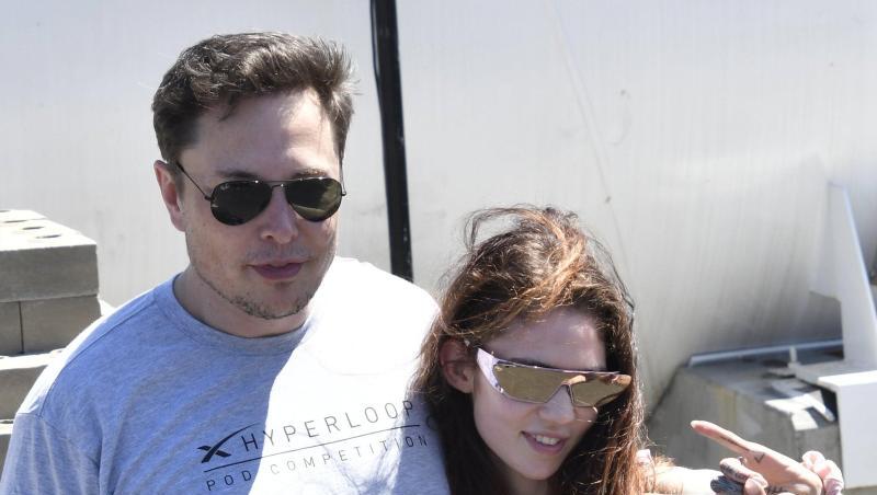 Elon Musk und die Sängerin Grimes 2018 in Kalifornien. Elon Musk und die Sängerin Grimes 2018 in Kalifornien.