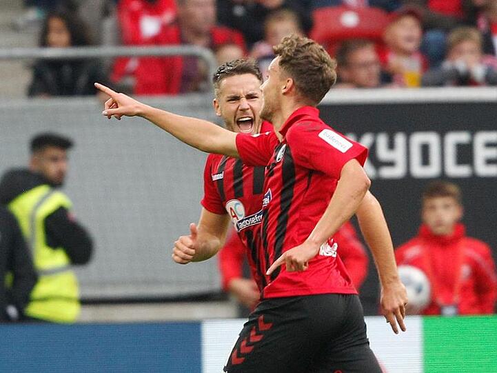 Freiburgs Torschütze Luca Waldschmidt (r) jubelt mit Christian Günter über den Treffer zum 2:1 gegen Düsseldorf.