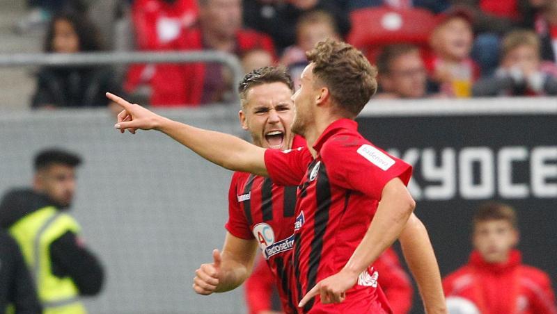 Freiburgs Torschütze Luca Waldschmidt (r) jubelt mit Christian Günter über den Treffer zum 2:1 gegen Düsseldorf. Freiburgs Torschütze Luca Waldschmidt (r) jubelt mit Christian Günter über den Treffer zum 2:1 gegen Düsseldorf.