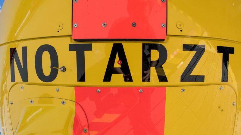 Die Aufschrift Notarzt steht auf der Unterseite eines Rettungshubschraubers. (Symbolfoto) Foto: Fabian Sommer/dpa