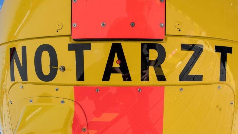 Die Aufschrift Notarzt steht auf der Unterseite eines Rettungshubschraubers. (Symbolfoto) Foto: Fabian Sommer/dpa Die Aufschrift Notarzt steht auf der Unterseite eines Rettungshubschraubers. (Symbolfoto) Foto: Fabian Sommer/dpa