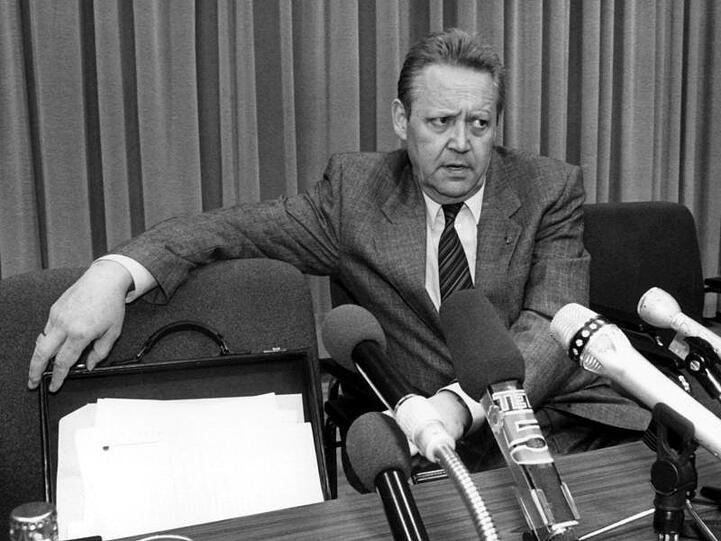 Der unfreiwillige Mauer-Öffner: Politbüro-Mitglied Günter Schabowski in der historischen Pressekonferenz am 9. November 1989.
