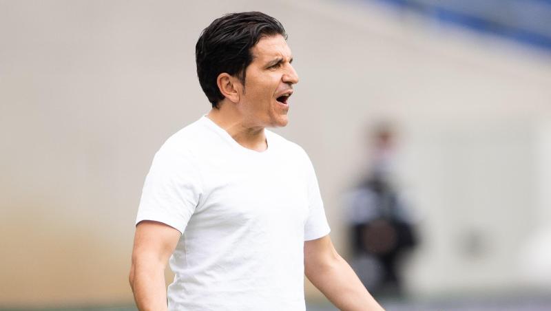 Hannovers Trainer Kenan Kocak gestikuliert am Spielfeldrand.