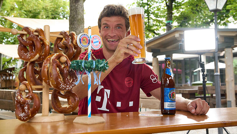 "Ihm traue ich jeden Job zu. Er ist intelligent, smart, im wirtschaftlichen Bereich beschlagen", sagt Uli Hoeneß über Ur-Bayer Thomas Müller.