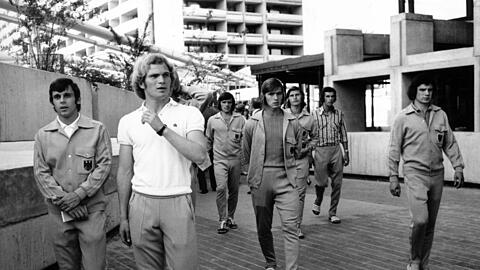 Im Olympischen Dorf: Die deutsche Fußball-Auswahl um Ottmar Hitzfeld (2. v. r.) und Uli Hoeneß (im weißen Hemd) wohnt 1972 nahe dem Haus der Israelis, hört die Schüsse. "Fürchterlich", sagt Hitzfeld.