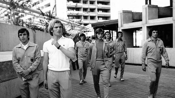Im Olympischen Dorf: Die deutsche Fußball-Auswahl um Ottmar Hitzfeld (2. v. r.) und Uli Hoeneß (im weißen Hemd) wohnt 1972 nahe dem Haus der Israelis, hört die Schüsse. "Fürchterlich", sagt Hitzfeld.