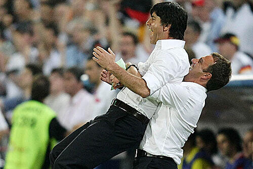 Hoch lebe Jogi! Assistenz-Coach Hansi Flick stemmt Bundestrainer Löw jubelnd in die Luft.