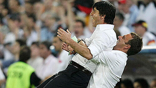 Hoch lebe Jogi! Assistenz-Coach Hansi Flick stemmt Bundestrainer Löw jubelnd in die Luft. Hoch lebe Jogi! Assistenz-Coach Hansi Flick stemmt Bundestrainer Löw jubelnd in die Luft.