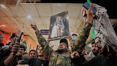 Menschen im Irak trauern um Irans get&ouml;tetes Staatsoberhaupt Ajatollah Ali Chamenei.