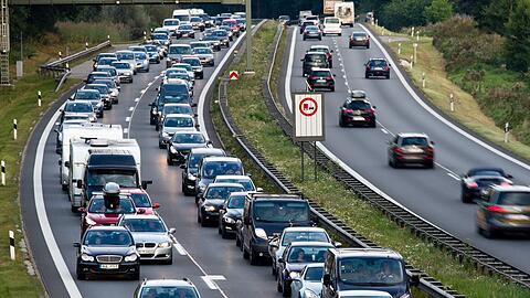 Auf der A8 in Richtung Salzburg hat sich der Verkehr am Samstag auf mehreren Kilometern gestaut. (Symbolbild)