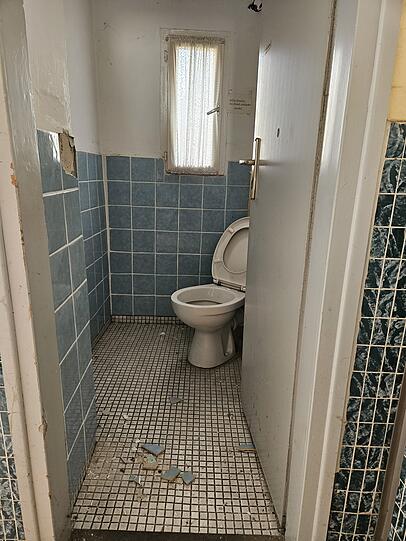 Ein Teil der Wohnungen verfügt nur über Etagentoiletten und -bäder. Ein Teil der Wohnungen verfügt nur über Etagentoiletten und -bäder.