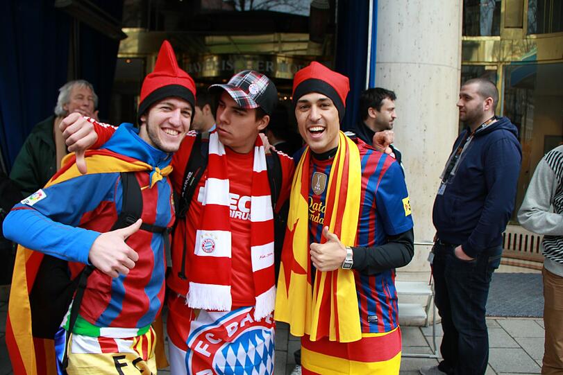 Hier kommt der FC Barcelona in München am Bayerischen Hof an. Die Bilder