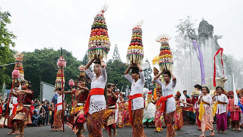 Und auch auf der Insel Bali feiern die Menschen schon 2014. Und auch auf der Insel Bali feiern die Menschen schon 2014.