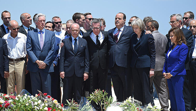 Hotelbesitzerin Zohra Driss (r-l), die britische Innenministerin Theresa May, der tunesische Innenminister Mohamed Najem Gharsalli, Bundesinnenminister Thomas de Maiziere (CDU) und der französische Innenminister Bernard Cazeneuve besuchen den Tatort am Strand vor dem Imperial Marhaba Hotel in Sousse. Hotelbesitzerin Zohra Driss (r-l), die britische Innenministerin Theresa May, der tunesische Innenminister Mohamed Najem Gharsalli, Bundesinnenminister Thomas de Maiziere (CDU) und der französische Innenminister Bernard Cazeneuve besuchen den Tatort am Strand vor dem Imperial Marhaba Hotel in Sousse.