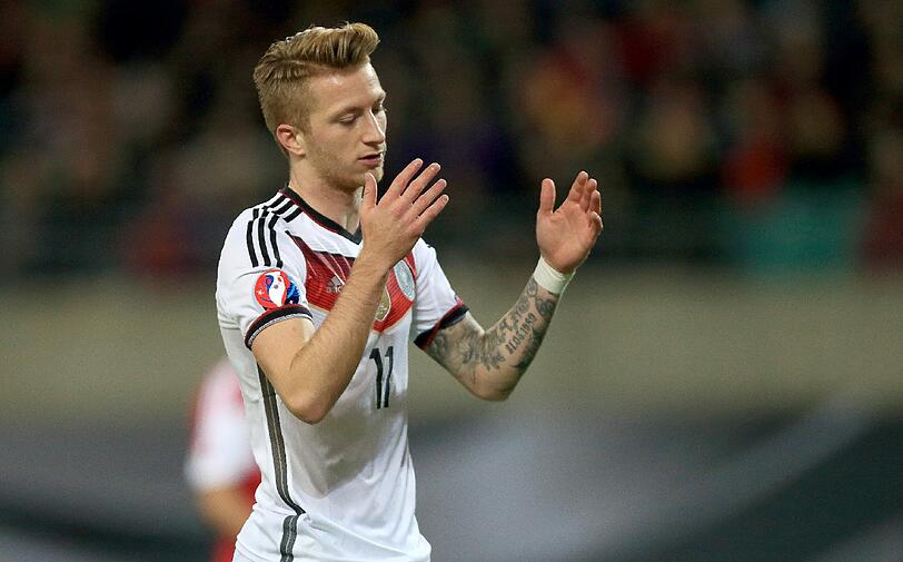 MARCO REUS:  NOTE 5.
Der Chancentod des Abends. Ja, wie viele denn noch ? - raunten die  
Fans. Der BVB-Profi ohne Zielwasser in Minute 11, 13 (verballerte  
völlig frei drüber), 17, 31 und 37. Schwarzer Abend.