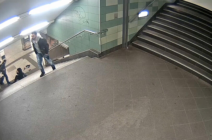 Während der Täter sich einfach umdreht und geht, eilen Zeugen der Frau zu Hilfe.