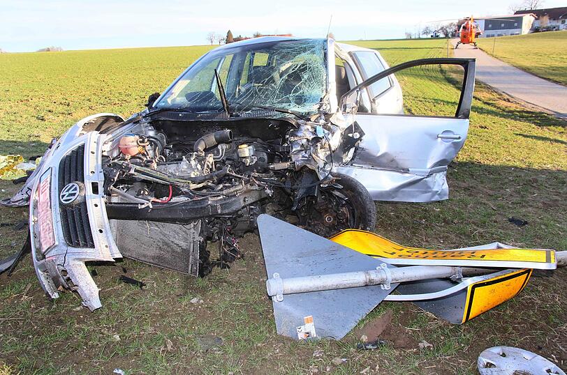 Am Karfreitag kam es zu einem Frontal-Crash auf der B12. 6 Menschen wurden verletzt, zwei von ihnen schwer.