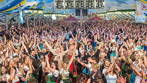 Volles Zelt beim Reisinger beim Dirndl-Weltrekordversuch im Jahr 2014.