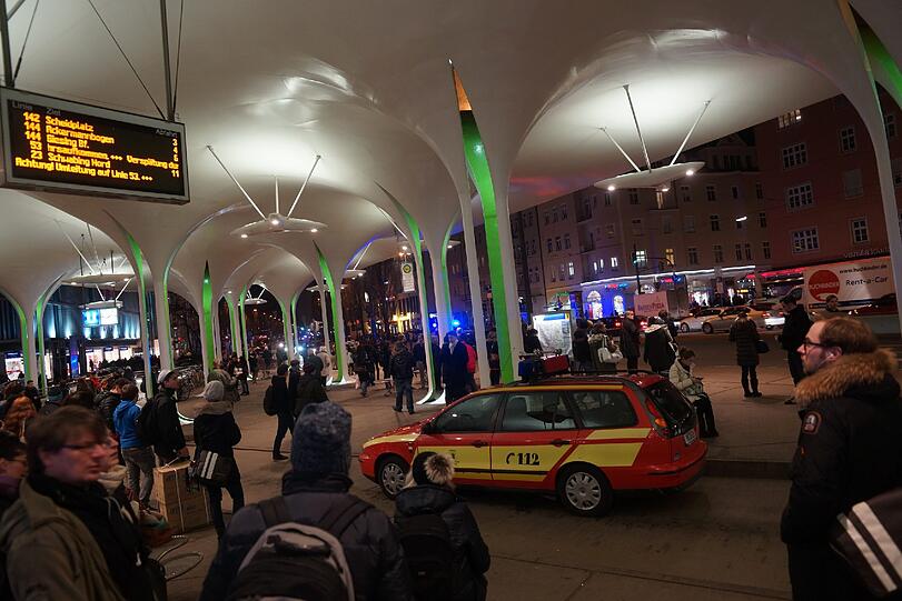 Bilder vom Polizei- und Feuerwehreinsatz an der Münchner Freiheit...